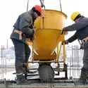 Coulage du béton dans un coffrage - crédits : © D. Kalinovsky/ Shutterstock