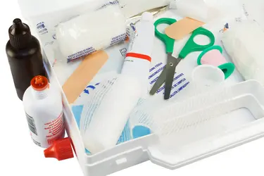 Trousse de premiers secours - crédits : © Lusoimages/ Shutterstock