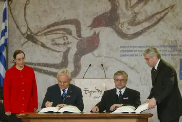 Signature du traité d’adhésion à l’Union européenne par la Pologne - crédits : Communautés européennes, 2003