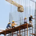 Ouvriers sur un chantier - crédits : © Cmgirl/ Shutterstock