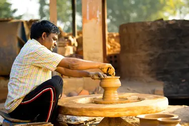 Réalisation d'une poterie avec un tour - crédits : © Triloks/ E+/ Getty Images