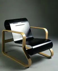 Fauteuil dessiné par l’artiste finlandais Alvar Aalto - crédits : © Istituto Geografico De Agostini/ Adagp, Paris 2000