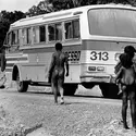 Bus traversant un territoire amérindien en Amazonie - crédits : Keystone Features/ Getty Images