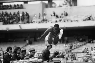 Bob Beamon - crédits : Douglas Miller/ Keystone/ Getty Images