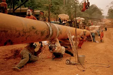 Construction d'un oléoduc au Cameroun - crédits : Tom Stoddart/ Hulton Archive/ Getty Images