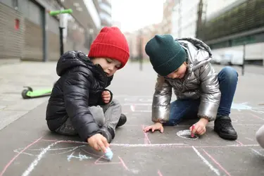 Enfants dessinant - crédits : © Catherine Delahaye/ DigitalVision/ Getty Images