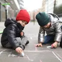 Enfants dessinant - crédits : © Catherine Delahaye/ DigitalVision/ Getty Images