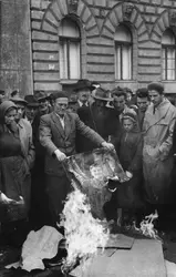 Fin de la révolution en Hongrie, 1956 - crédits : Jack Esten/ Picture Post/ Getty Images