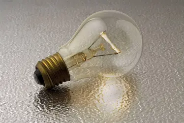 Lampe classique ou lampe à incandescence - crédits : © U. Cutilli/ Shutterstock