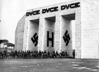 Parade en l'honneur de Mussolini et Hitler,1938 - crédits : Hulton Archive/ Getty Images