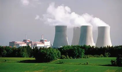 Centrale nucléaire - crédits : © age fotostock/SuperStock