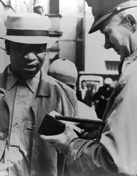 Contrôle policier en Afrique du Sud - crédits : Central Press/ Hulton Archive/ Getty Images