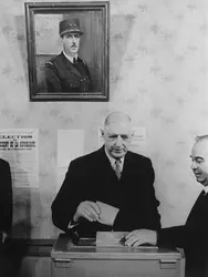 Charles de Gaulle votant, 1965 - crédits : Keystone/ Hulton Archive/ Getty Images
