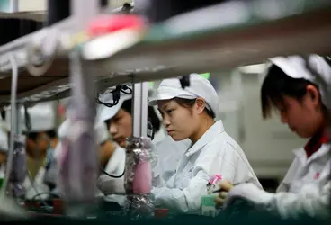 Jeunes femmes chinoises travaillant dans une usine - crédits : © In Pictures Ltd./ Corbis/ Getty Images