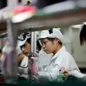 Jeunes femmes chinoises travaillant dans une usine - crédits : © In Pictures Ltd./ Corbis/ Getty Images