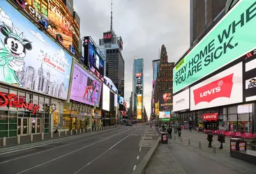 Times Square vide (mars 2020), New York, États-Unis - crédits : Noam Galai/ Getty Images