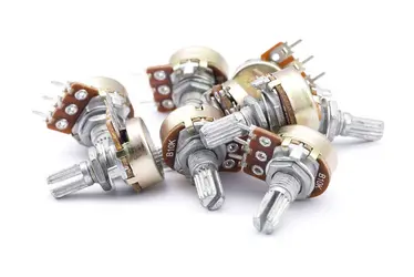 Potentiomètres rotatifs - crédits : © Z. Cetrtic/ Shutterstock