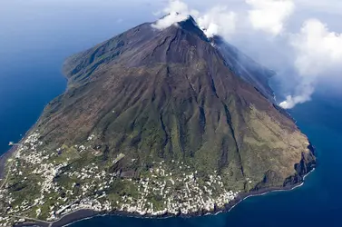 Vue aérienne du Stromboli, îles Éoliennes, Italie - crédits : © L. Nifosi/ Shutterstock