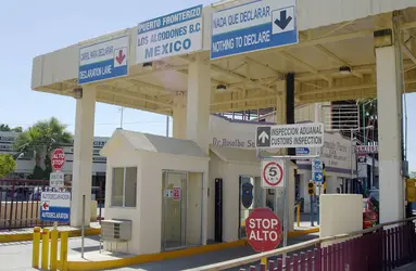 Poste de douane à la frontière entre le Mexique et les États-Unis - crédits : © J. Parkin/ Shutterstock