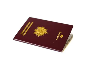 Passeport français - crédits : © E. Pokrovsky/ Shutterstock