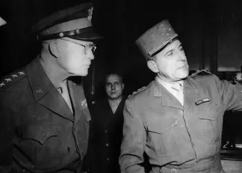 Les généraux Eisenhower et de Lattre de Tassigny - crédits : Keystone/ Hulton Archive/ Getty Images