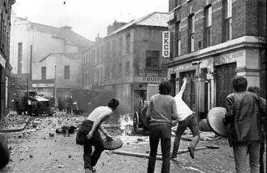 Affrontements à Derry, Irlande du Nord, 1969 - crédits : Peter Ferraz/ Getty Images