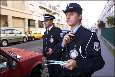 Deux policiers municipaux dressant un procès-verbal de contravention - crédits : © Alexis Orand/ Gamma-Rapho/ Getty Images