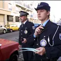 Deux policiers municipaux dressant un procès-verbal de contravention - crédits : © Alexis Orand/ Gamma-Rapho/ Getty Images