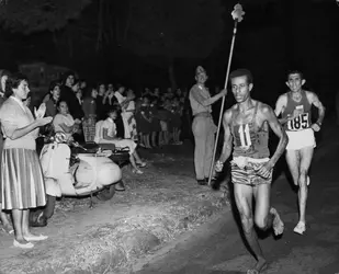 Abebe Bikila - crédits : Central Press/ Getty Images