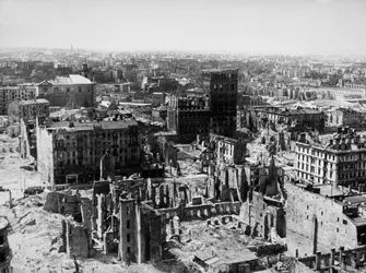Varsovie en ruines, 1944 - crédits : Keystone/ Getty Images