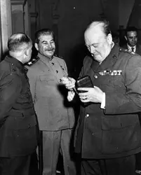 Staline et Churchill à la conférence de Yalta, 1945 - crédits : Keystone/ Getty Images