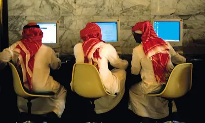 Cybercafé en Arabie Saoudite - crédits : © Kami—ArabianEye/Redux