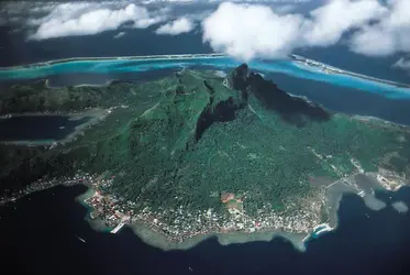 Bora Bora, piton volcanique - crédits : © Encyclopædia Britannica, Inc.