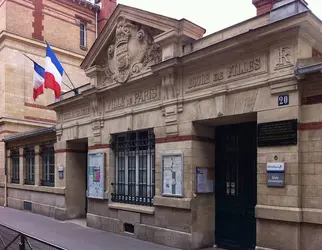 Façade d'une école parisienne - crédits : © G. Mouly-Héras