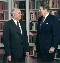 Mikhaïl Gorbatchev et Ronald Reagan, 1985 - crédits : White House/ Archive Photos/ Getty Images