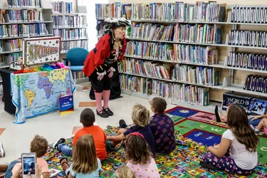 Conteur dans une bibliothèque - crédits : © Jeffrey Greenberg/ Education Images/ Universal Images Group/ Getty Images