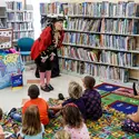 Conteur dans une bibliothèque - crédits : © Jeffrey Greenberg/ Education Images/ Universal Images Group/ Getty Images