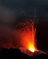 Fontaine de lave au Stromboli, Italie - crédits : © Vulkanette/ Shutterstock