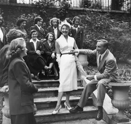 Leçon d'élégance pour jeunes filles rangées par J. Fath - crédits : Bert Hardy/ Picture Post/ Getty Images