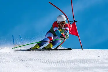 Skieur faisant un slalom - crédits : © technotr/ Getty Images