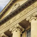 Façade d’un palais de justice en France - crédits : © Ppictures/ Shutterstock