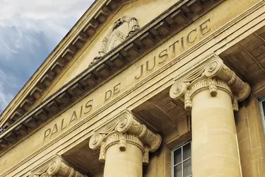 Façade d’un palais de justice en France - crédits : © Ppictures/ Shutterstock