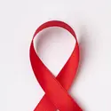 Ruban rouge, symbole de la lutte contre le sida - crédits : © Koosen/ Shutterstock