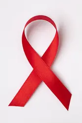 Ruban rouge, symbole de la lutte contre le sida - crédits : © Koosen/ Shutterstock