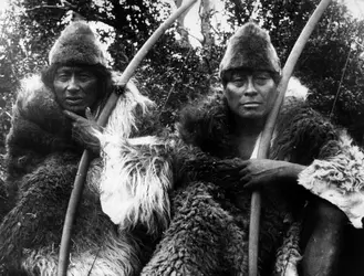 Chasseurs Ona (ou Selk’nam) en 1895 - crédits : London Stereoscopic Company/ Hulton Archive/ Getty Images