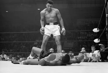 Muhammad Ali bat Sonny Liston - crédits : Bettmann/ getty Images