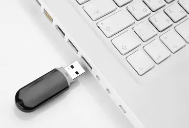 Clé USB - crédits : © V. Krasyuk/ Shutterstock