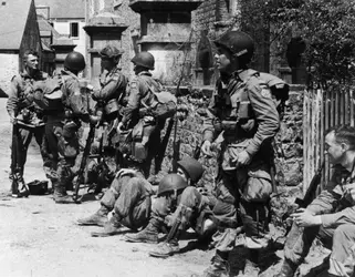 Parachutistes à Sainte-Mère-Église, juin 1944 - crédits : Keystone/ Hulton Archive/ Getty Images