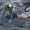 Prélèvement de lave - crédits : © Hawaïan Volcano Observatory/ USGS