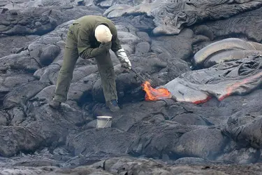 Prélèvement de lave - crédits : © Hawaïan Volcano Observatory/ USGS